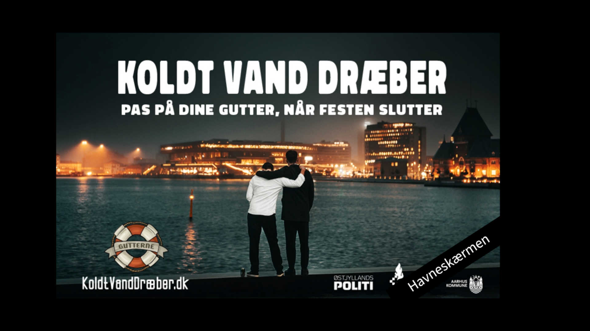 Annonce: Koldt vand dræber (to venner står ved Aarhus Havn og passer på hinanden)