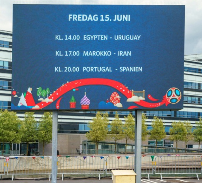 Skærm ved pladsen ved Navitas. På skærmen ses et kampprogram for fodbold VM.