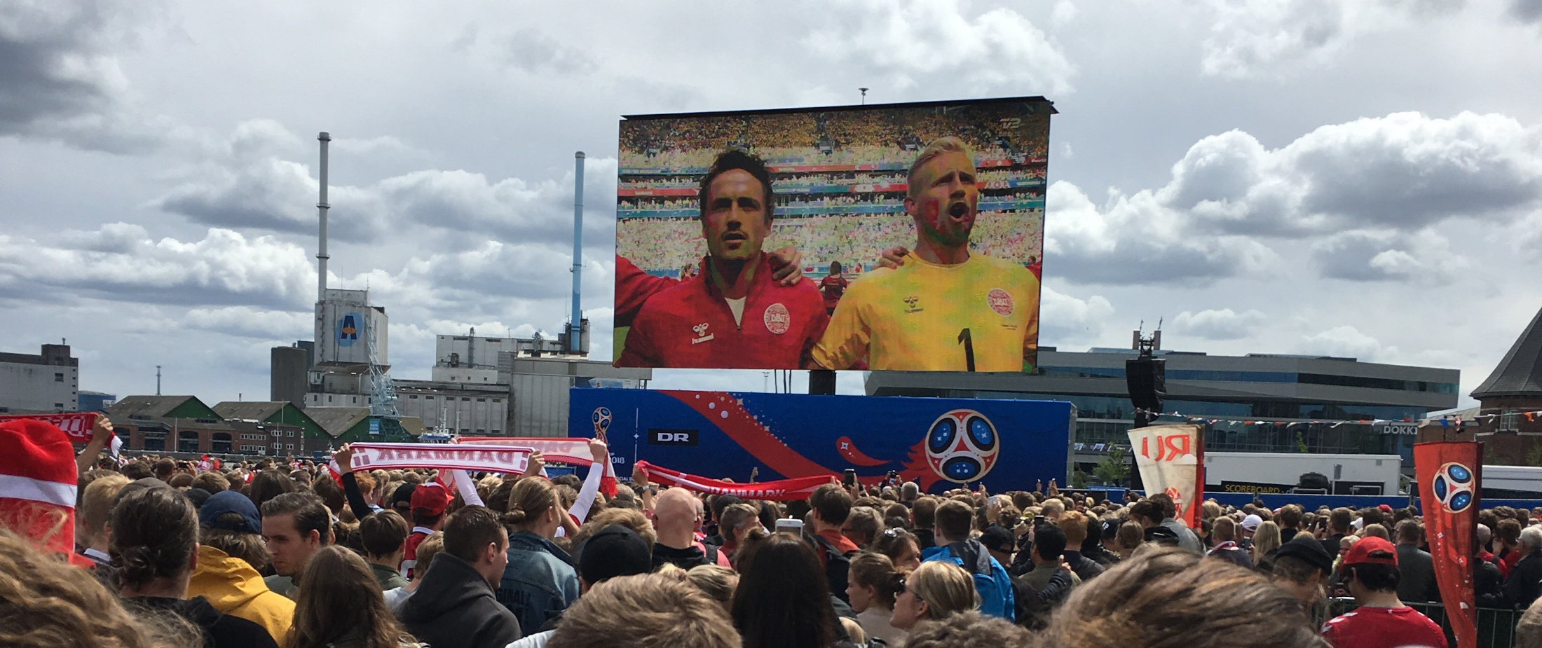 Fanzonen på havnepladsen til VM2018 med landskamp på storskærm.