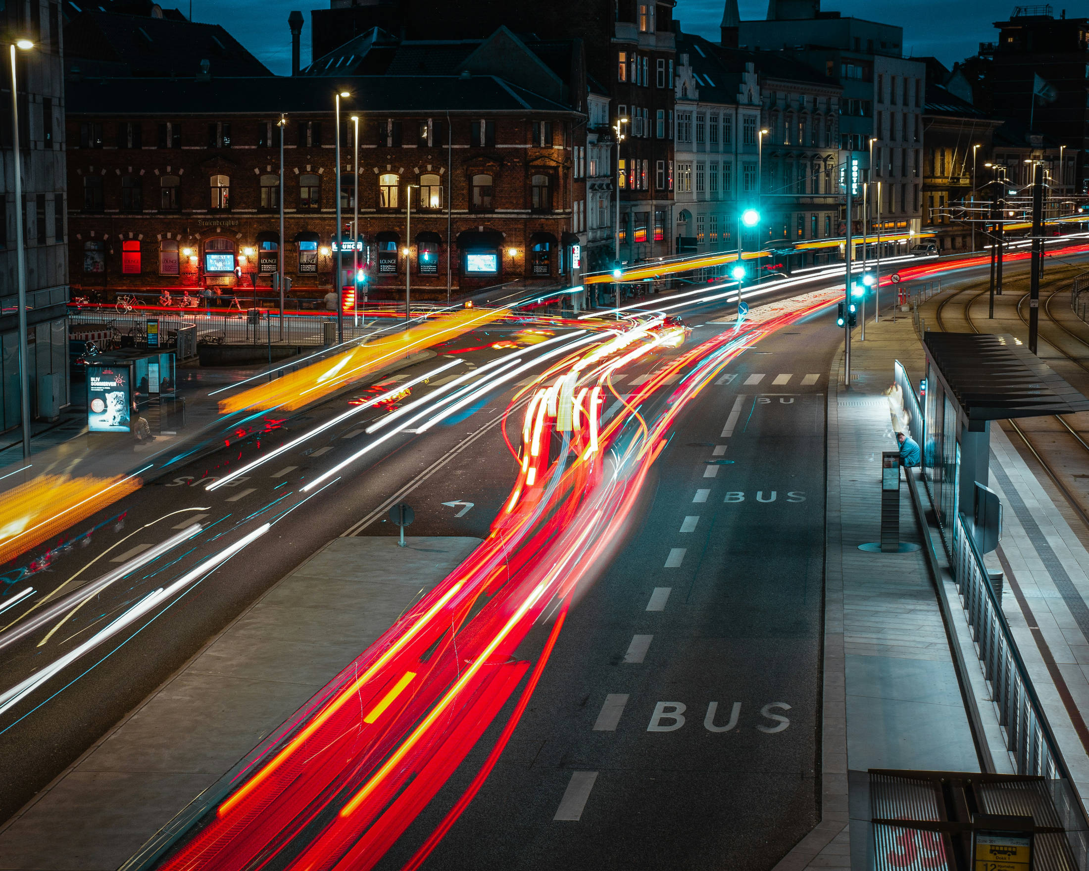 Timelapse foto af trafik ved Dokk1 om aftenen. 
